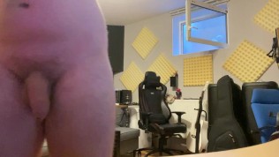 Junge spielt Nackt Beat Saber auf der VR Brille